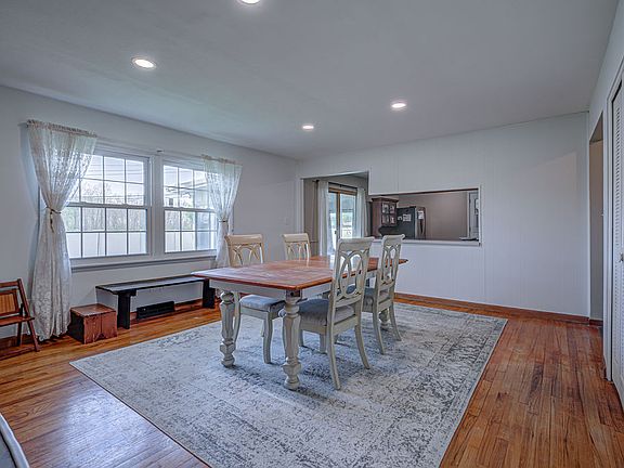 5th image of 8 Maple Ln