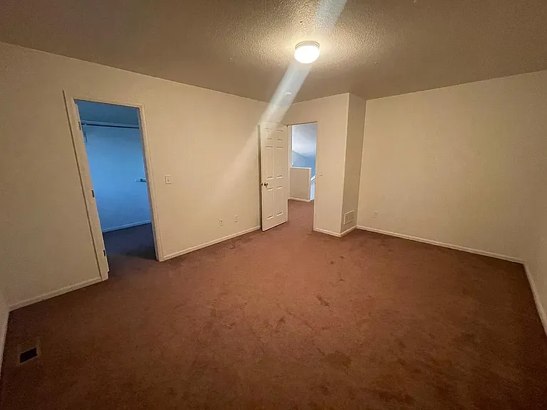 1031 Meadow Ln — Photo 9