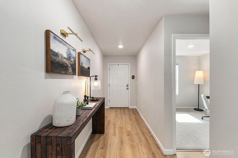 5th image of 13727 197th Street E