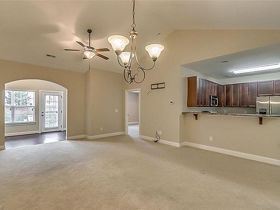 5th image of 130 Chestnut Bend Dr