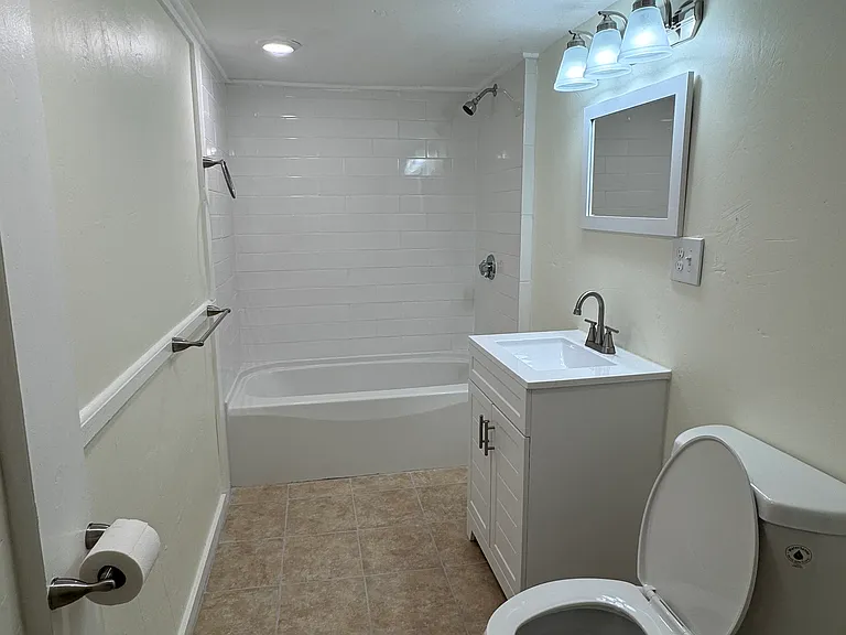 29 Bolton Pl #3 — Photo 4