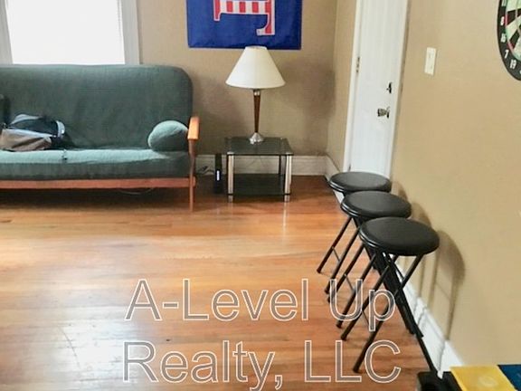3rd image of 725 E 6th St #3