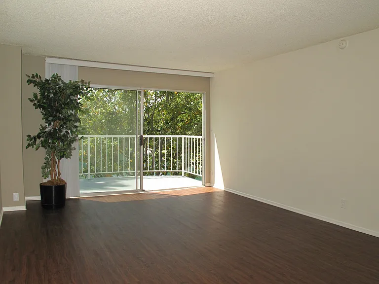 Versailles on the Lake Apartments — Photo 101