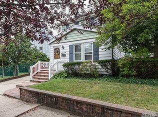 16 Goodrich St, Williston Park, NY 11596