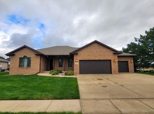 908 Hillcrest Grand Ave, Yankton, SD 57078