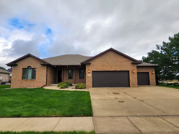908 Hillcrest Grand Ave, Yankton, SD 57078