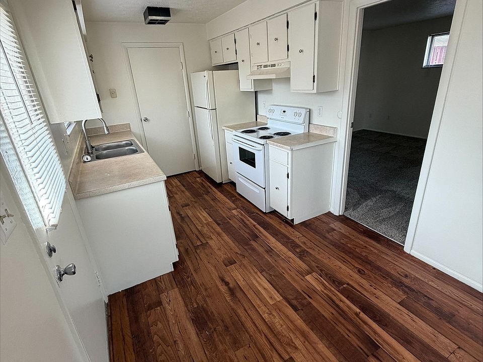 Step into the inviting kitchen of Broadmoor Apartments, featuring modern appliances and stylish hardwood floors. This space is perfect for culinary enthusiasts and gatherings alike. Explore the comfort that awaits youschedule a tour today!