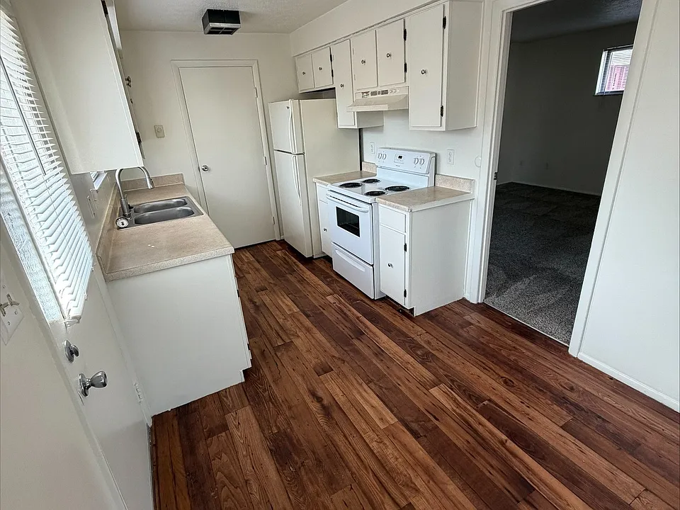 Broadmoor Apartments