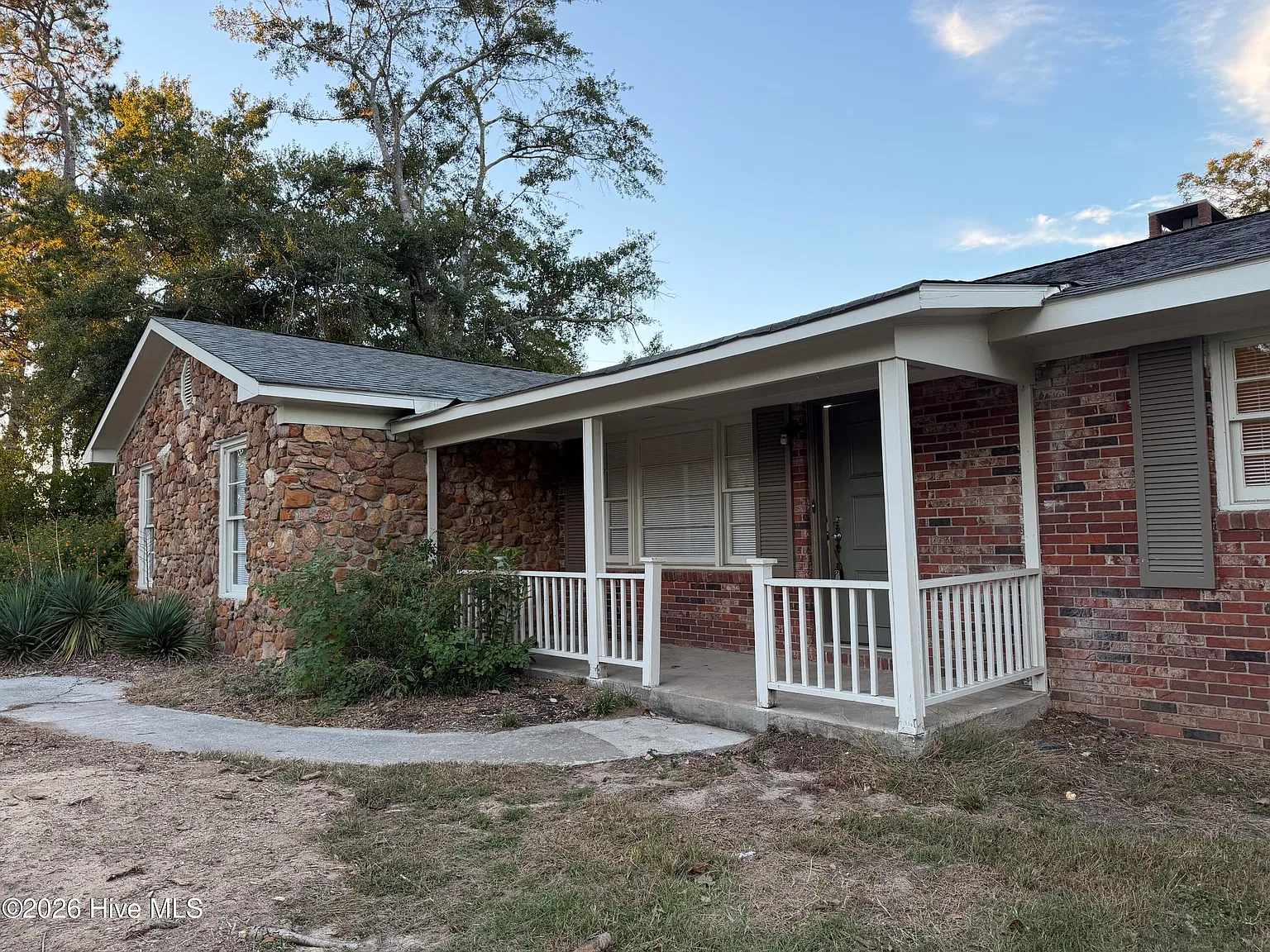 3 bed, 2.0 bath, 2430 sqft, $1,850 — Photo 2