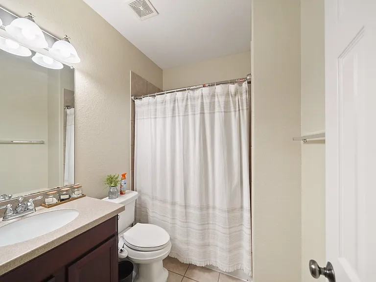 Hall Shared/Hallway Bathroom