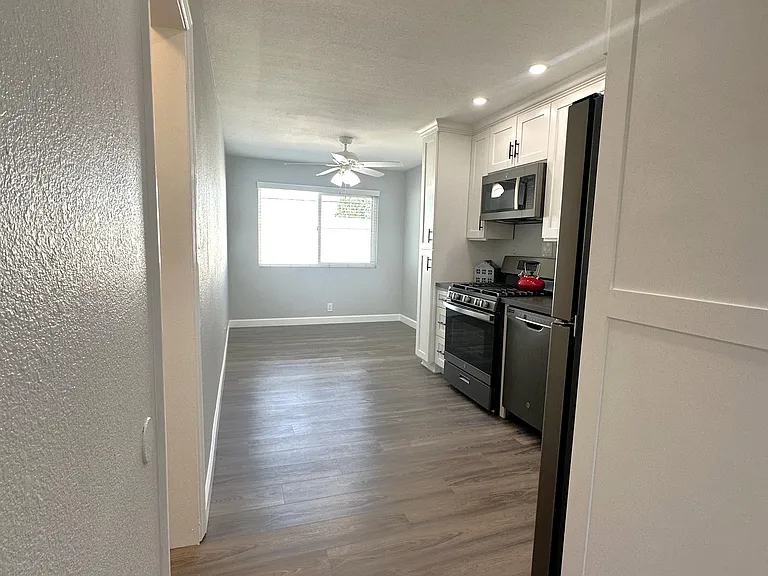 Marquis Apartments — Photo 13