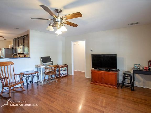 Door to the right leads to bedrooms and bathrooms.