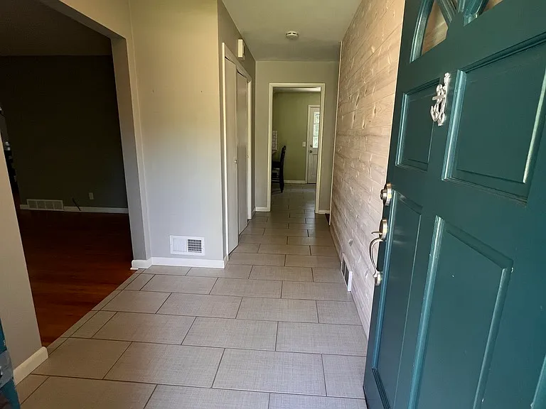 2607 Lomond Dr — Photo 2