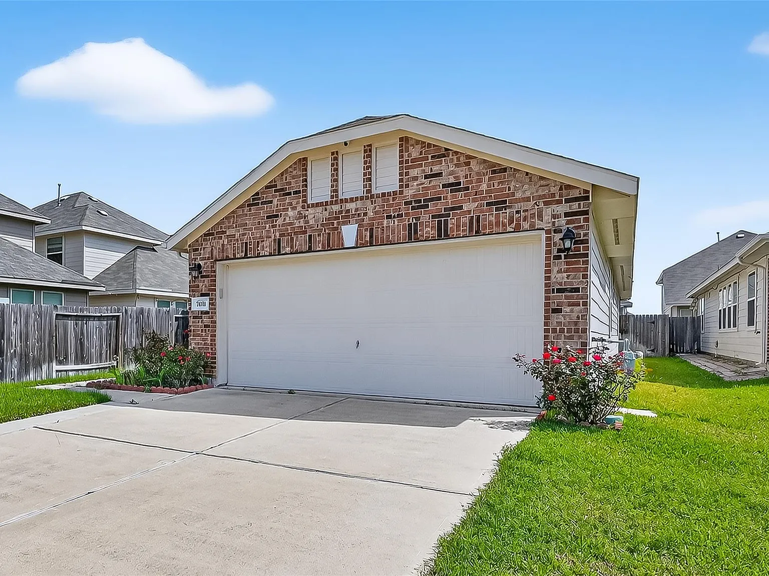 3 bed, 2.0 bath, 1694 sqft, $2,100 — Photo 2