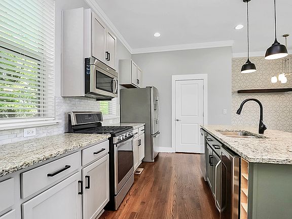 Kitchen w/ gas stove