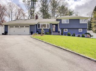 460 Wolf Hill Rd, Dix Hills, NY 11746
