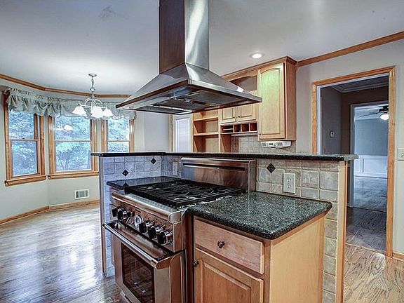 4th image of 2580 Oak Village Ct NE