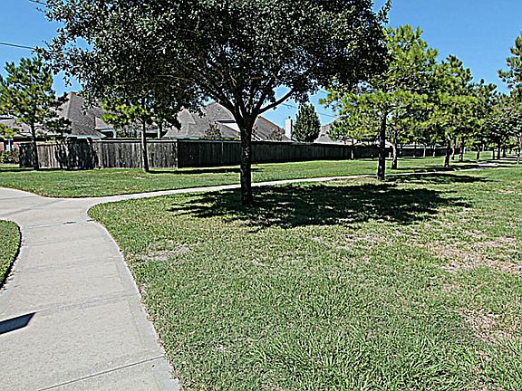THIS NEIGHBORHOOD RUNNING TRAIL IS CONVENIENTLY LOCATED BEHIND THE HOME