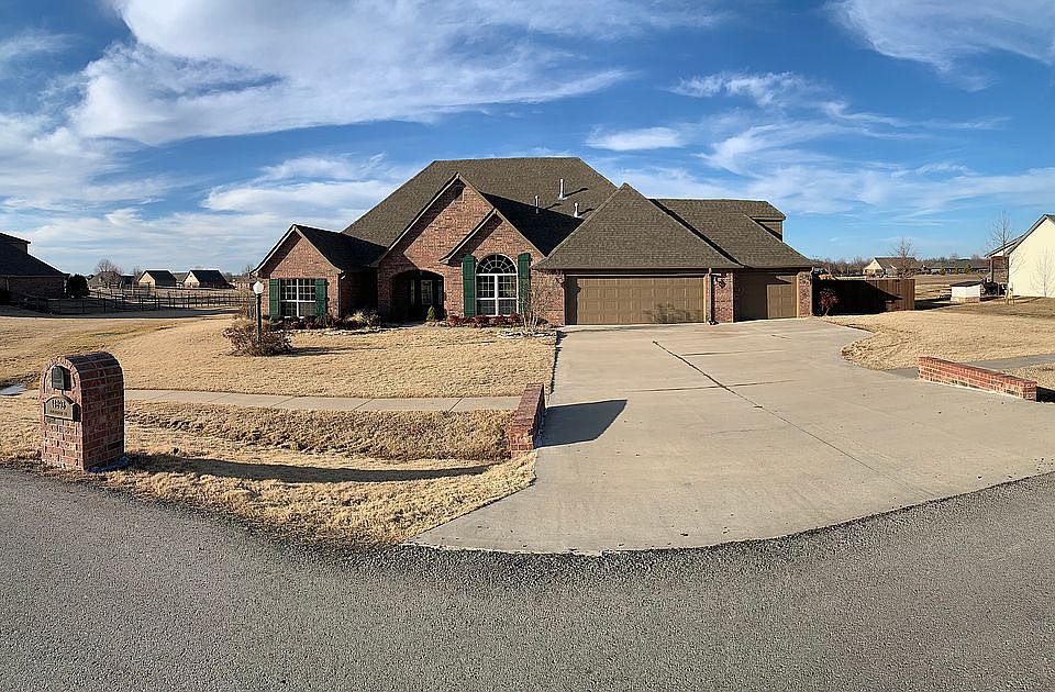 Entrance / front yard