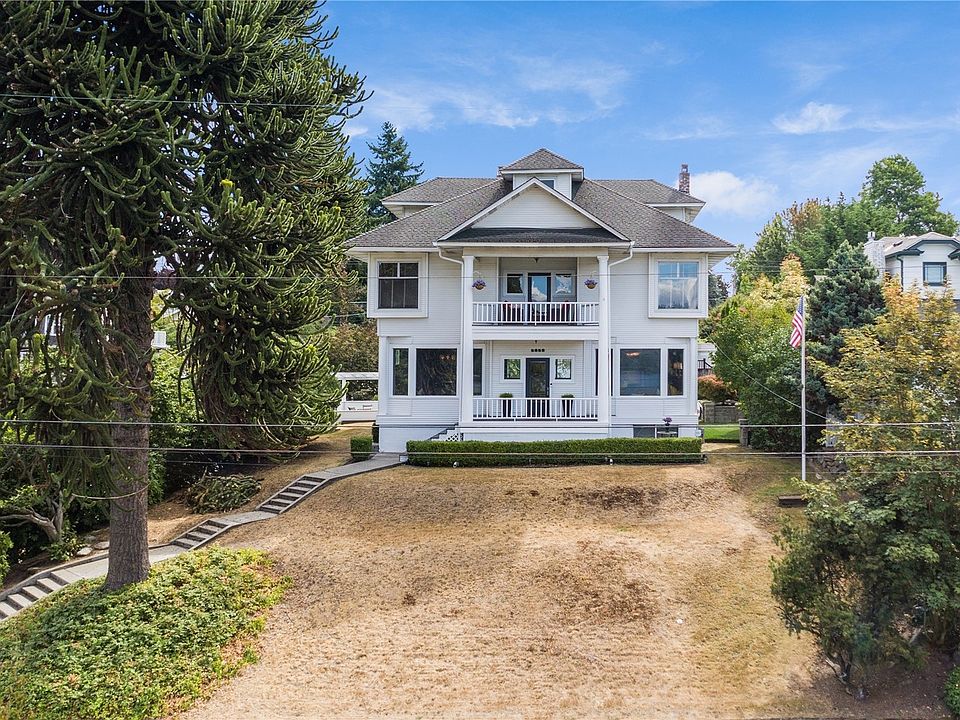 The Grande Dame of Green Lake..yes, the one you have admired on your walks with that amazing Monkey Tree.>