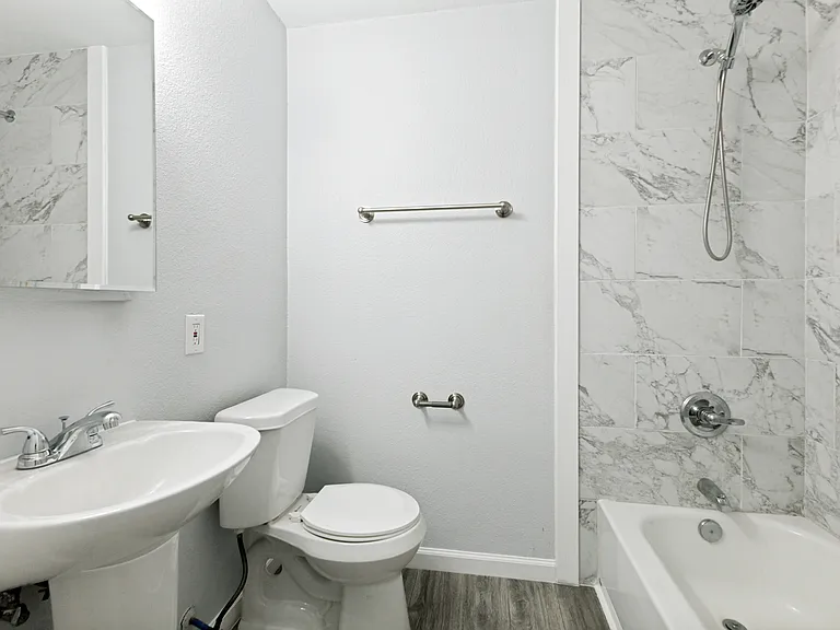 1110 N Ross Ave — Photo 11