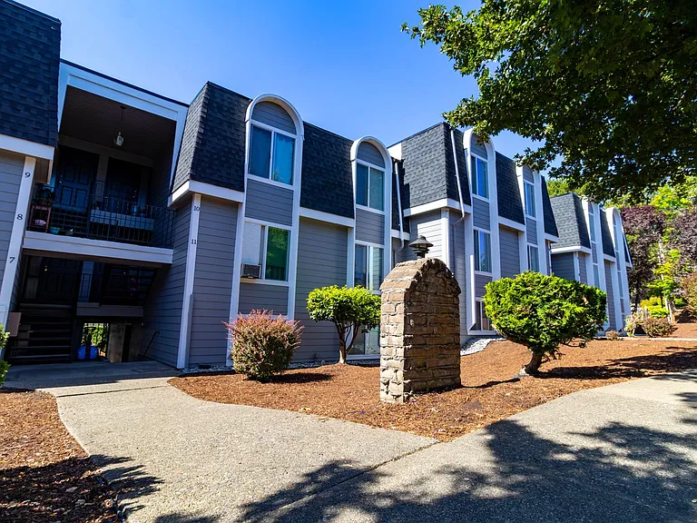 French Chateau Apartments — Photo 31