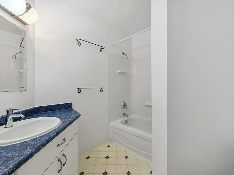 1045 Haro St — Photo 32