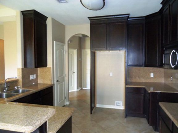 5th image of 403 Laura Dr