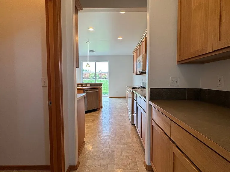 2210 N Clearview Dr — Photo 8