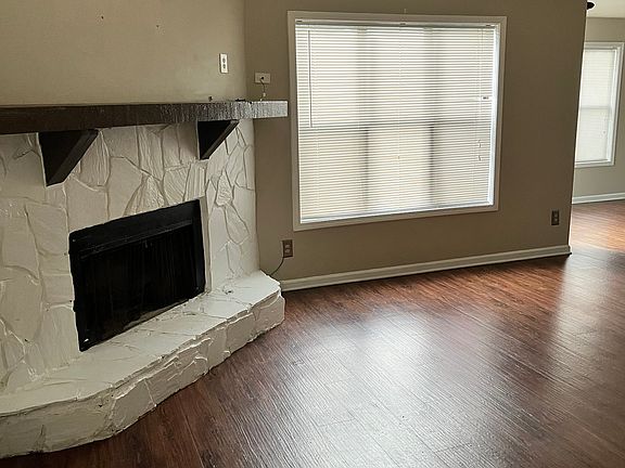 You get Loads of sunlight with this Vaulted ceiling-Scraped Luxury Vinyl Top Tier Flooring throughout the home. Fireplace updated with convenient cable and outlet added at the mantle for flatscreen- Ceiling fan with Light kit
(FP for aesthetics only)