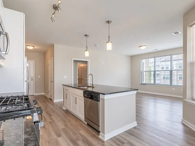 Creekstone Village Apartments — Photo 33