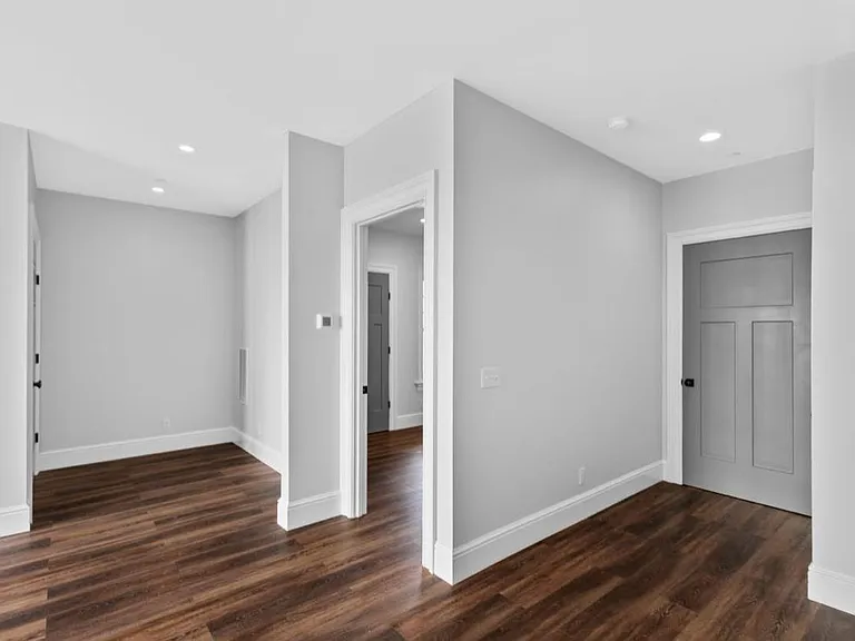 "Carlisle" -1BR / 1BA @ 96 East Ave