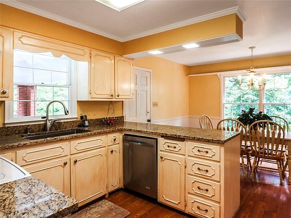 5th image of 425 Merry Hills Dr