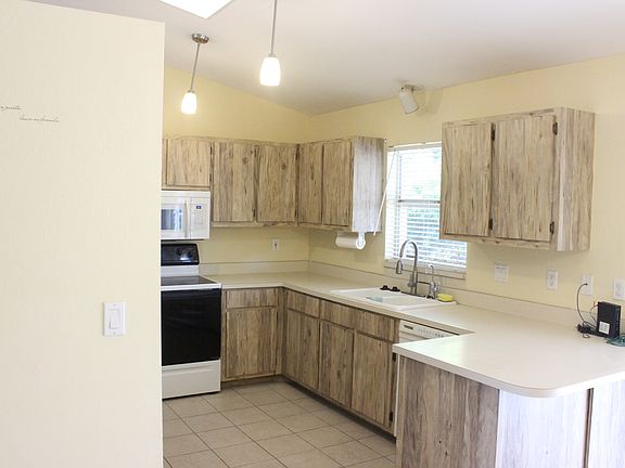 2nd image of 907 SW 37th Ter