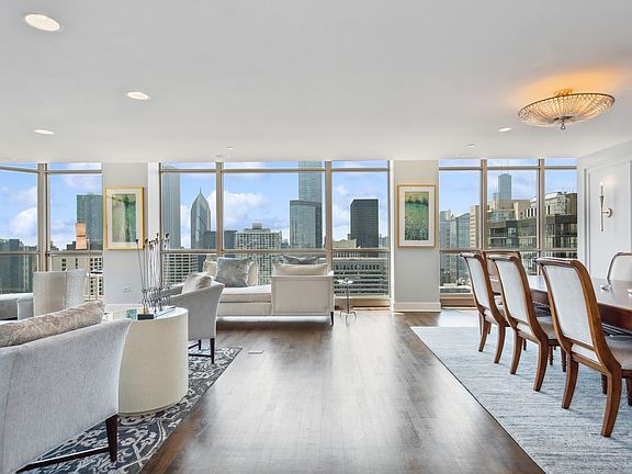 4th image of 21 E Huron St #4303