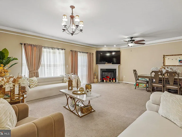 390 Auburn Ct — Photo 3