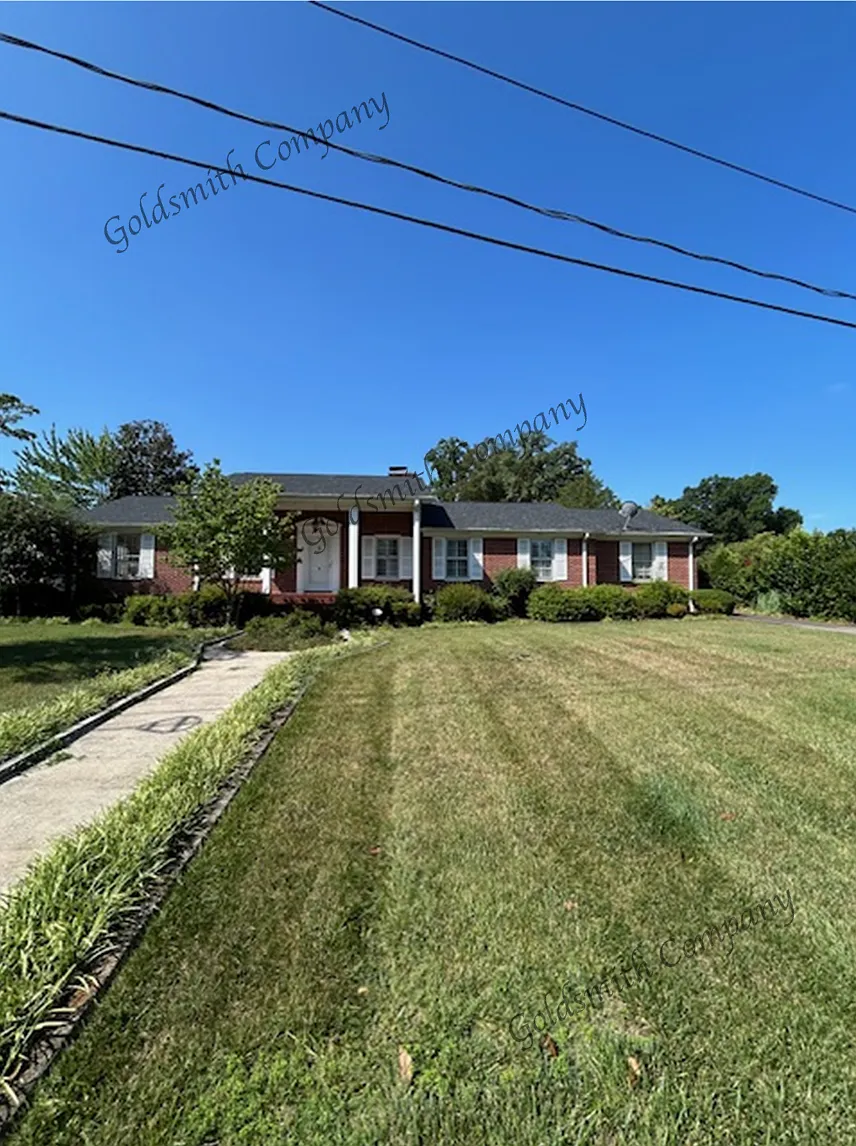 3 bed, 3.0 bath, 2400 sqft, $2,600 — Photo 1