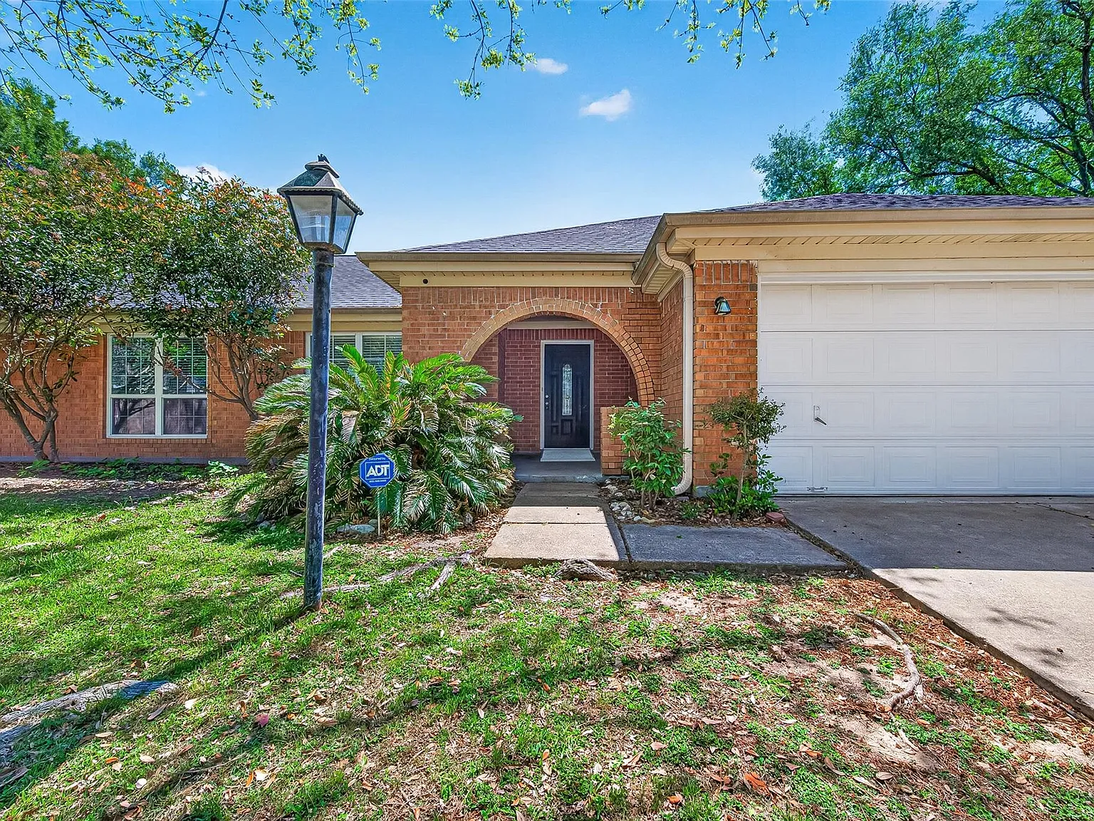 4 bed, 2.0 bath, 2353 sqft, $2,490 — Photo 3