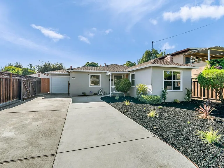 389 Lastreto Ave — Photo 1