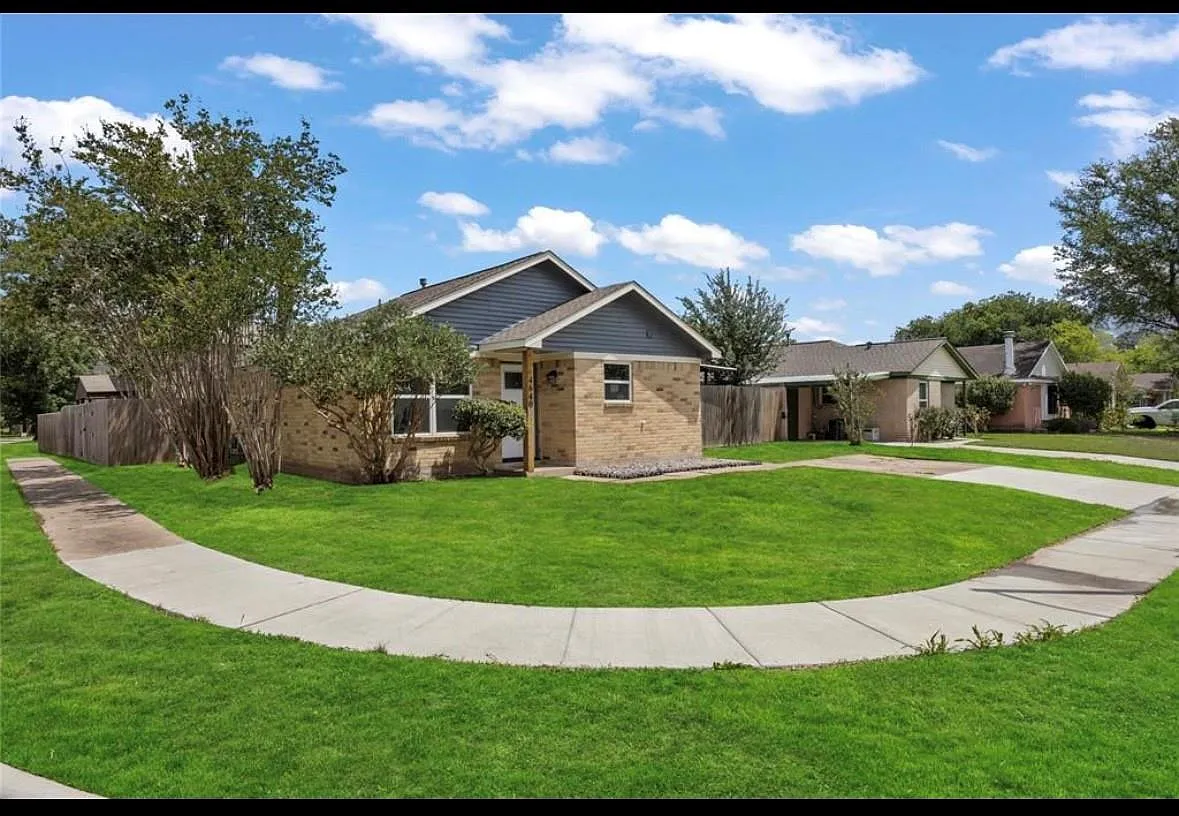 3 bed, 1.0 bath, 1069 sqft, $1,900 — Photo 2