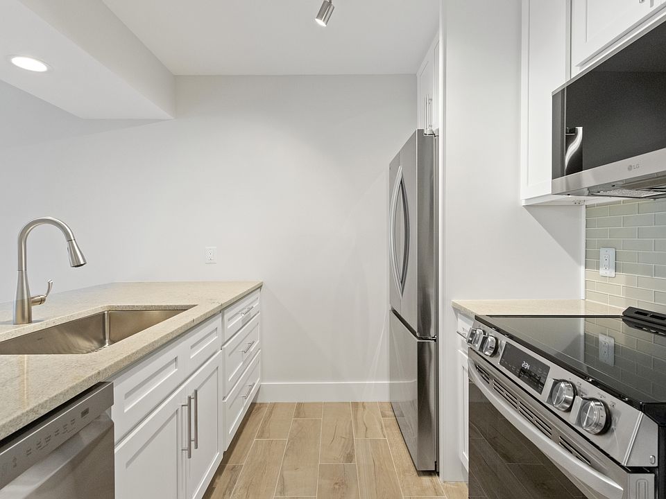 Gorgeous head-to-toe renovated 1st floor, 2bed/2bath apartment at Vista Plantation!