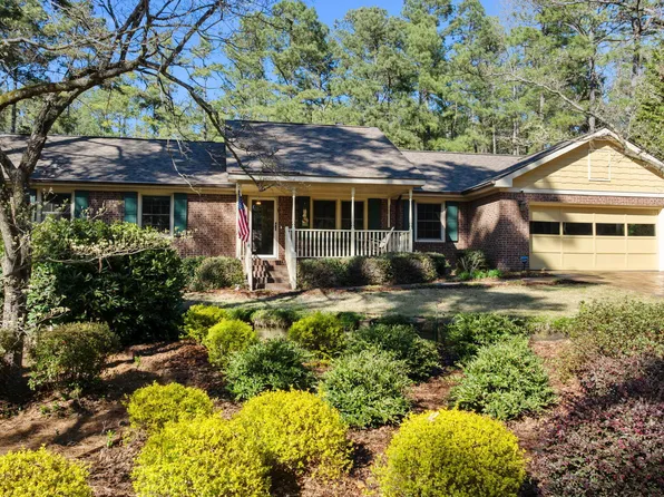 205 W Hedgelawn Way, Southern Pines, NC 28387