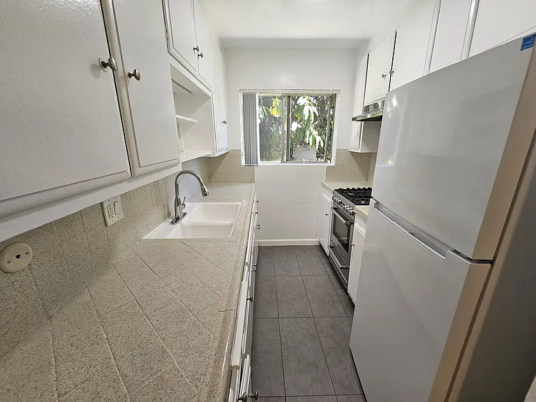 1202 N Fuller Ave #11 — Photo 4