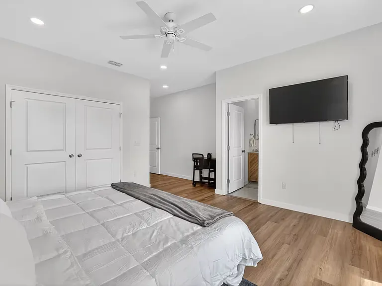 210 E Columbus Dr #B — Photo 11