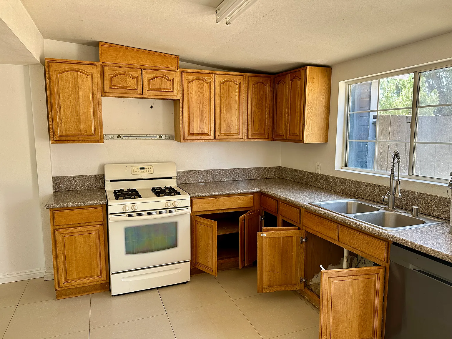 3 bed, 1244 sqft, $2,200 — Photo 3