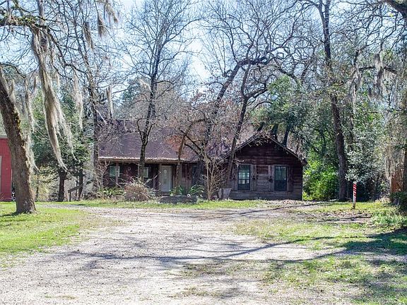Front view, cabin style weekend home