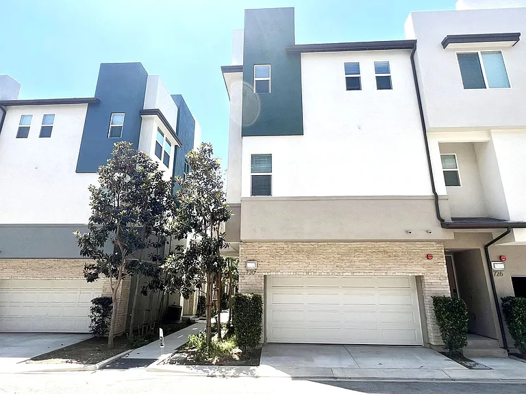 730 Brooklyn Dr — Photo 1