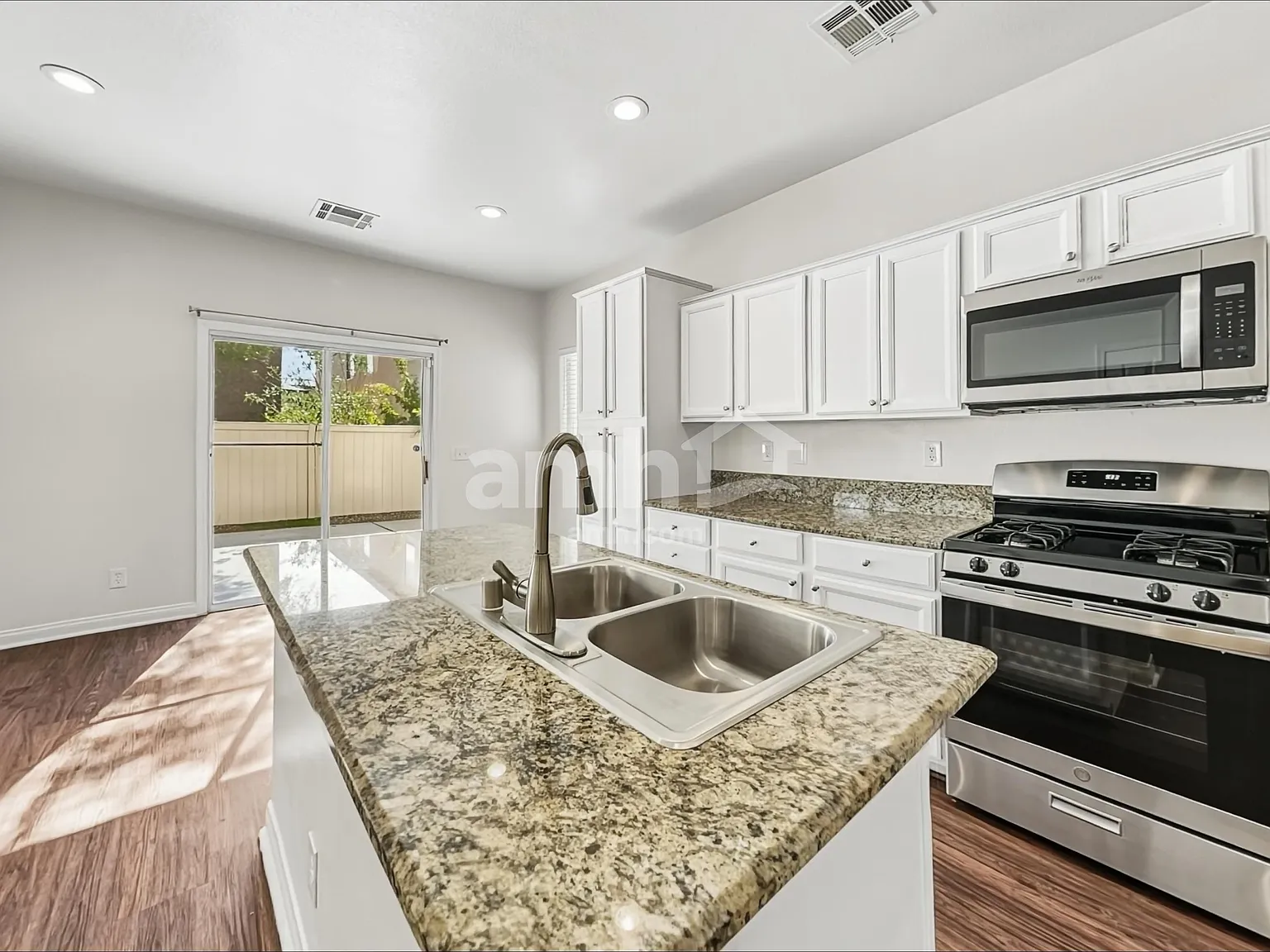 3 bed, 2.5 bath, 1853 sqft, $2,365 — Photo 3