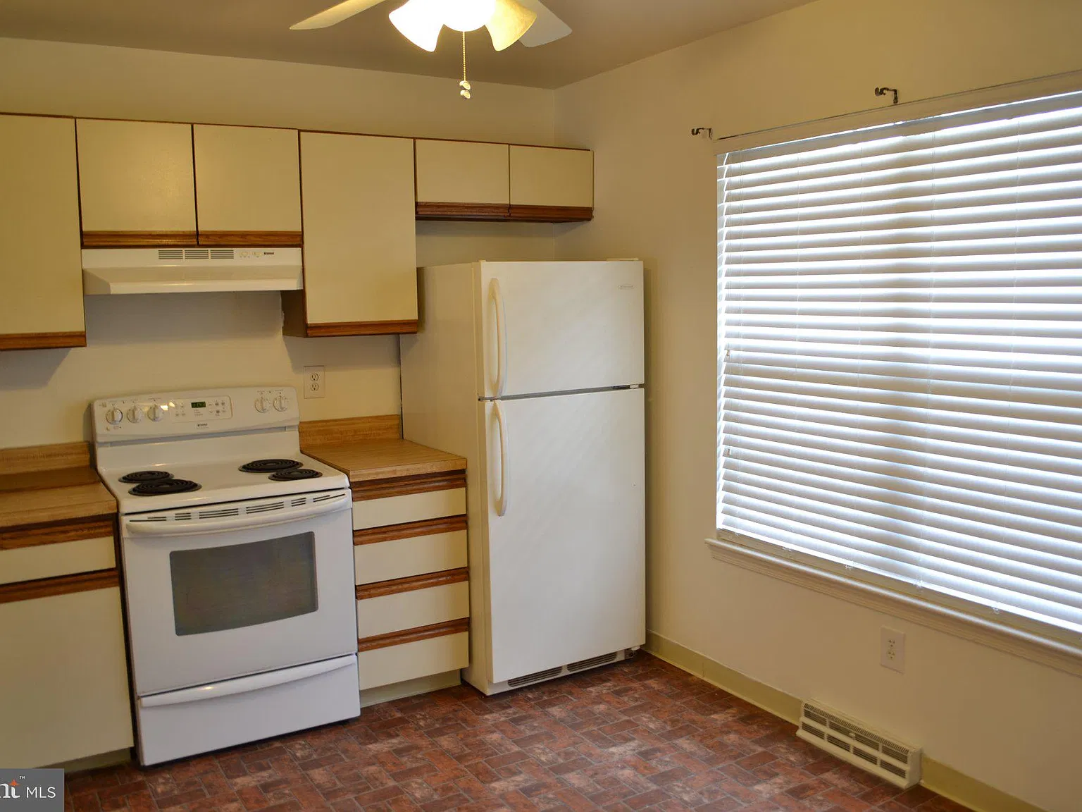 2 bed, 1.5 bath, 1120 sqft, $1,500 — Photo 2