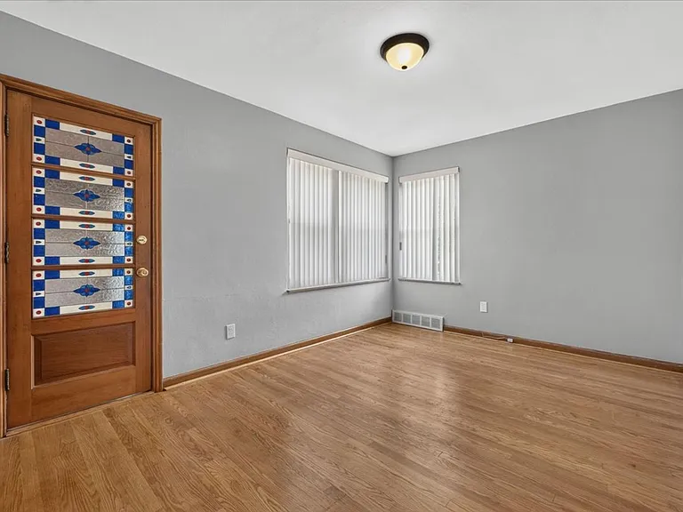 5907-5909 Jamieson Ave — Photo 12
